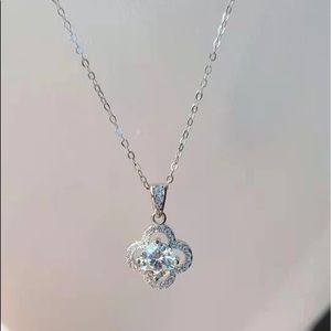 1 carat 4-leaf moissanite necklace